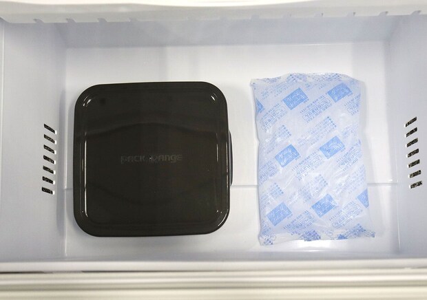 iwaki耐熱調理容器が冷凍庫に保冷剤と一緒に置かれている iwaki耐熱調理容器が冷凍庫に保冷剤と一緒に置かれている