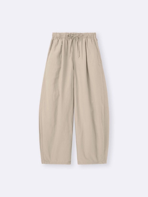 ベージュのリネンブレンドバルーンパンツ。ウエストはゴムと紐で調整可能。