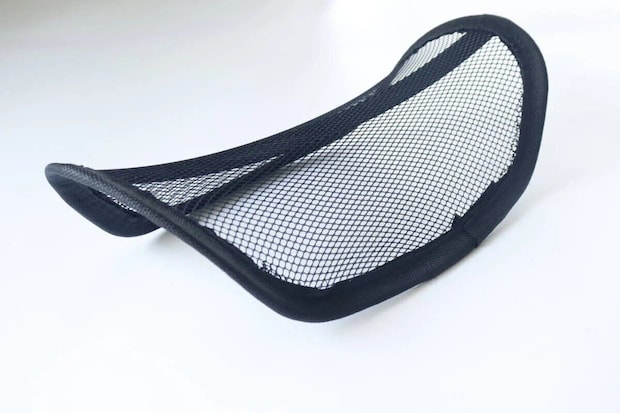 白い背景に置かれた黒いメッシュ素材のネック用バックレスト 白い背景に置かれた黒いメッシュ素材のネック用バックレスト