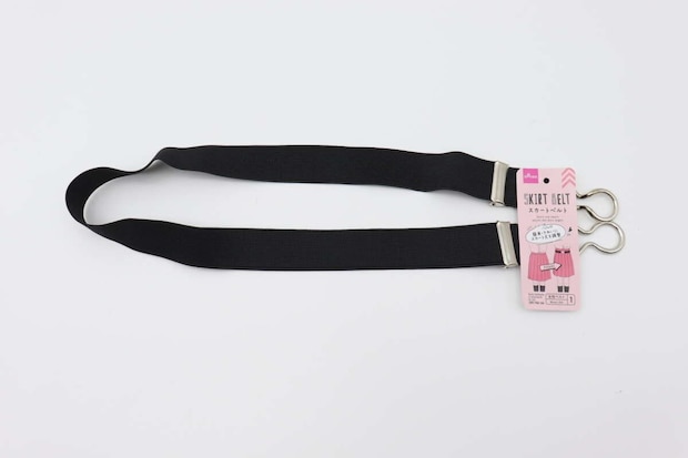 黒いスカートベルトがパッケージに入っている