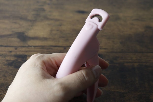 女性がピンク色のネイルクリッパーを握っている様子