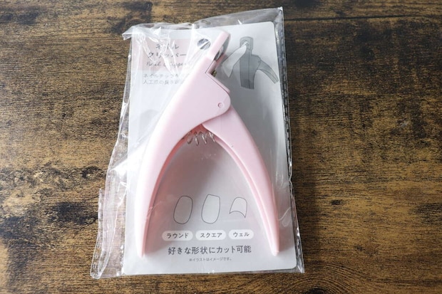 ピンク色のネイルクリッパーが透明なパッケージに入っている