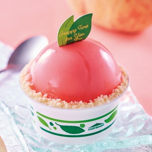 ピンク色の桃を模したカップ入りケーキ、葉の飾り付き
