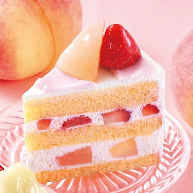 白桃と苺が層になったショートケーキの断面