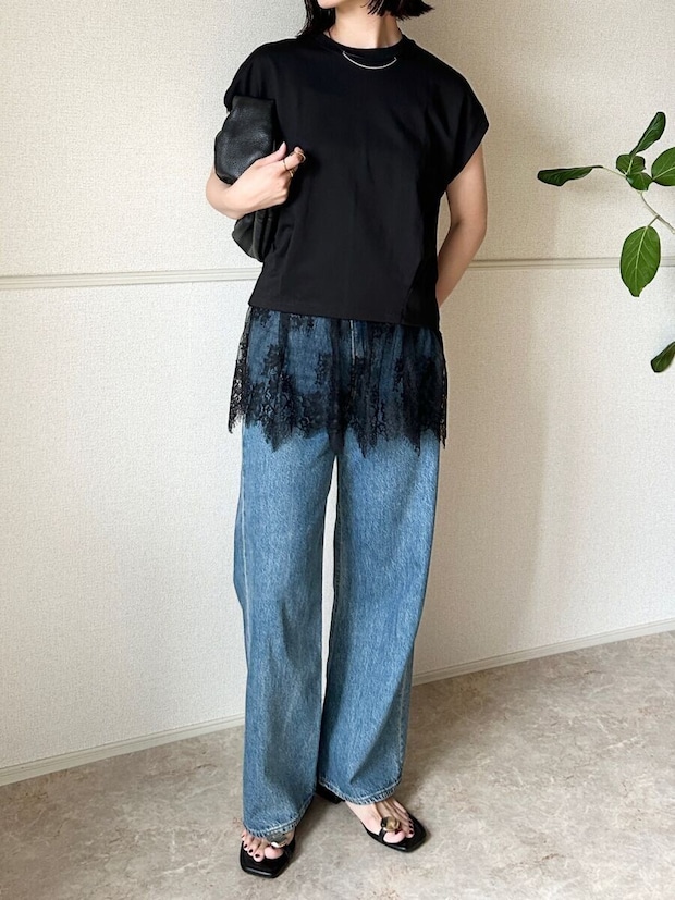 黒いTシャツの下に黒いレースキャミソールを重ねたOKコーデの女性