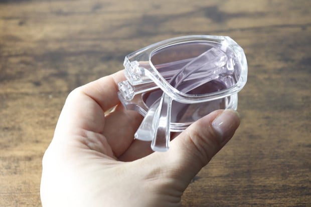 手のひらに収まるほどコンパクトに折りたたまれたサングラス