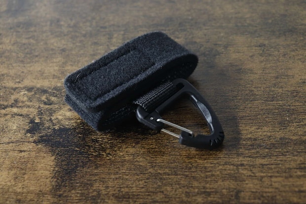 黒いベルトが巻かれた状態のダイソーのカラビナ単体 黒いベルトが巻かれた状態のダイソーのカラビナ単体