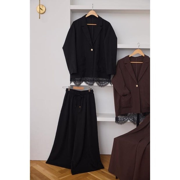 黒いジャケットとワイドパンツのセットアップ