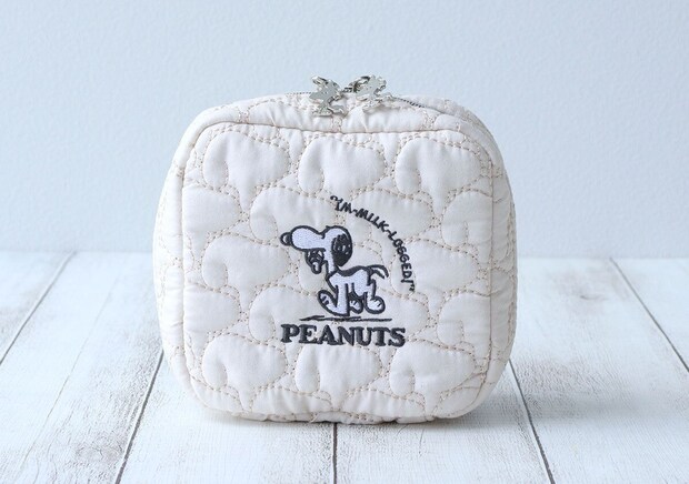 ミルク瓶をくわえたスヌーピーの刺繍が入った白いキルティングポーチ
