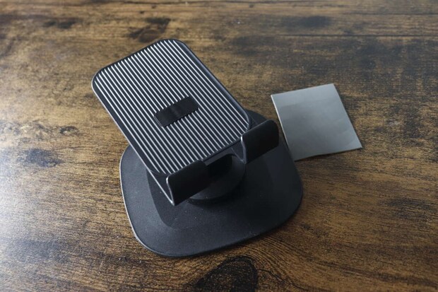 黒いスマホスタンド本体と付属の滑り止めシール