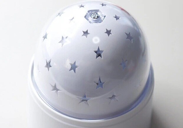 白いドーム型のプラネタリウムライト。星形の穴が開いている