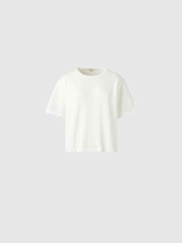 白い半袖のボクシーニットTシャツ。ゆったりとしたシルエット。