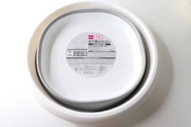 白い折り畳みたらいが畳まれ商品ラベルが見える状態
