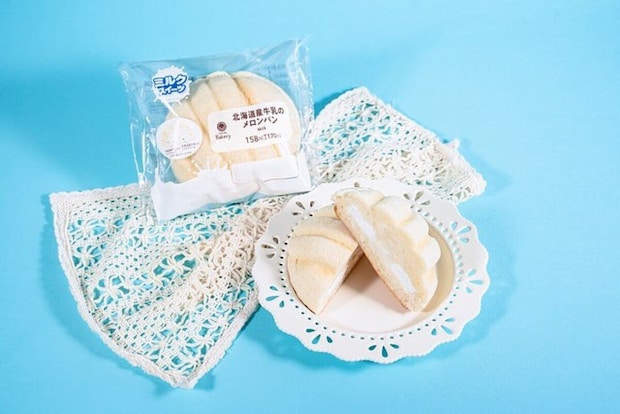 袋入りの北海道産牛乳のメロンパンと、皿に盛られた断面