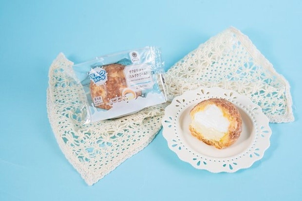 袋入りのザクほろシューと、皿に盛られたミルククリームたっぷりの断面