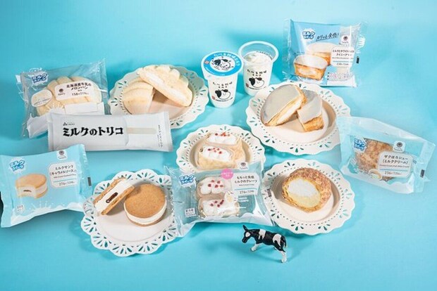 青い背景にファミマのミルクスイーツが多数並べられている俯瞰写真
