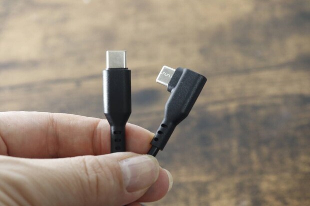 L字型とストレート型のType-Cコネクタを指で比較している