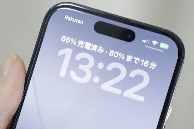 充電中のスマホ画面に表示された充電残量と残り時間