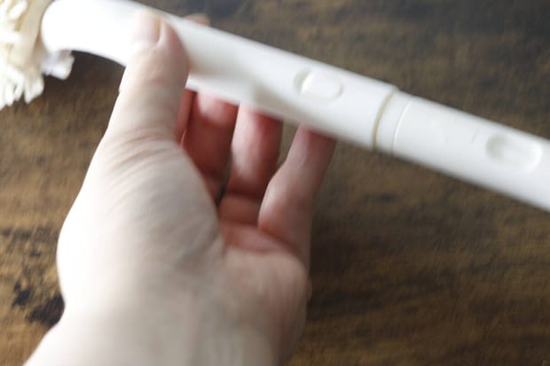 白いハンディモップの持ち手と伸縮アタッチメントの接続部分