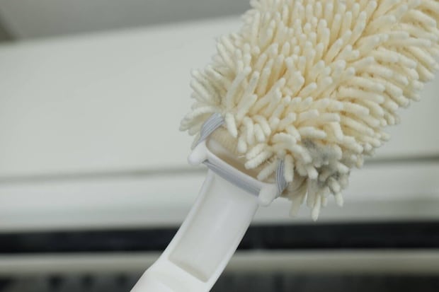 エアコン掃除後、モップのフサフサ部分に絡みついた大量のホコリ
