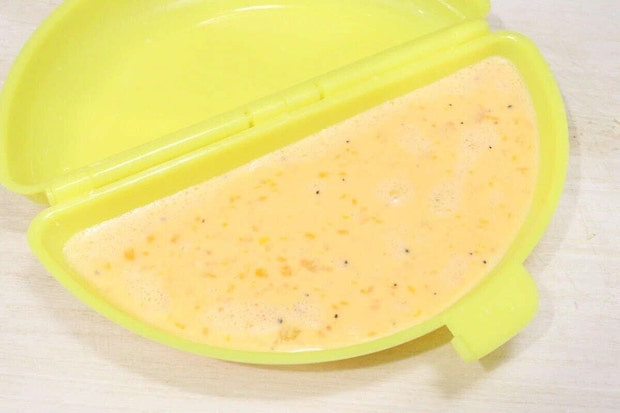 レンジで簡単オムレツ調理器に溶き卵と具材を入れた状態 レンジで簡単オムレツ調理器に溶き卵と具材を入れた状態