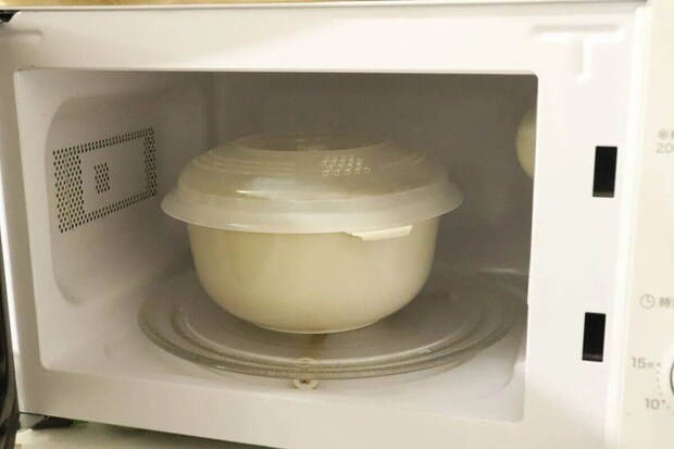 電子レンジの中で焼きそば＆ラーメン調理器を加熱している様子