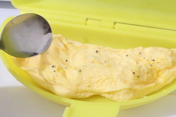レンジで簡単オムレツ調理器で完成したオムレツをスプーンで レンジで簡単オムレツ調理器で完成したオムレツをスプーンで