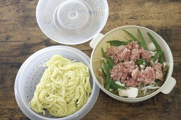 焼きそば＆ラーメン調理器のザルに麺、容器に具材を入れた状態