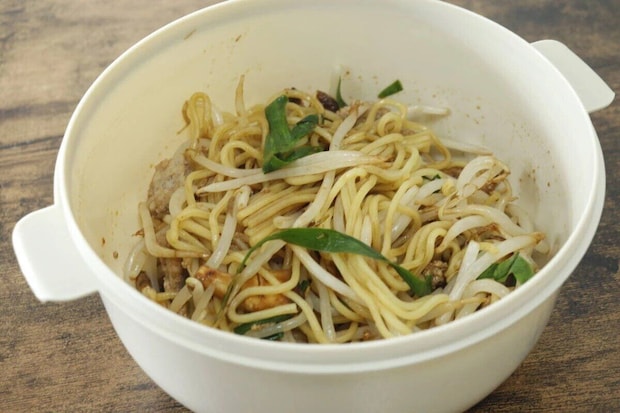 電子レンジでお手軽焼きそば＆ラーメン調理器で完成した焼きそば