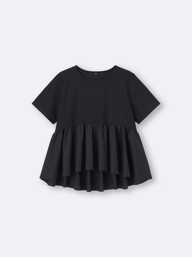 黒い布帛コンビネーションTシャツ。裾がフリル状に切り替えられている
