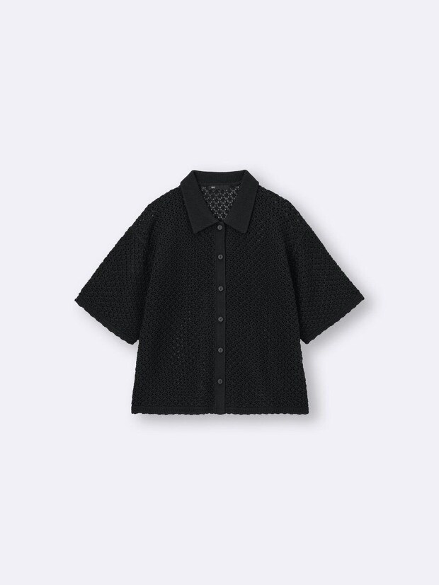黒い透かし編みのニットシャツ。襟付きで半袖 黒い透かし編みのニットシャツ。襟付きで半袖