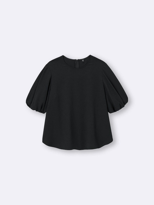 黒いバブルスリーブのブラウス。丸首で半袖