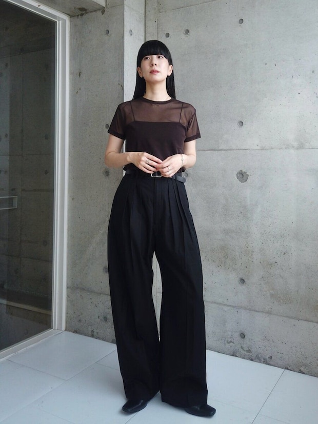 ブラウンシアーTシャツと黒ワイドパンツでウエストマークした女性