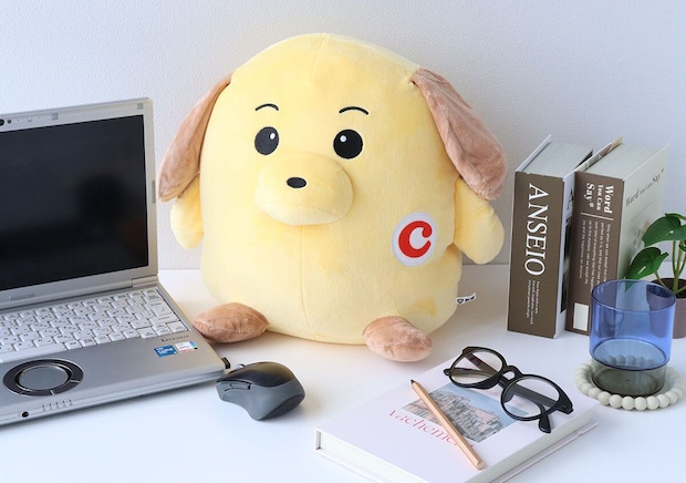 デスクに置かれたカスタム君のぬいぐるみとノートPC デスクに置かれたカスタム君のぬいぐるみとノートPC