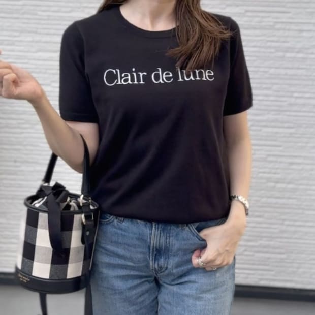 黒のロゴニットとデニムを合わせた女性の別角度コーデ 黒のロゴニットとデニムを合わせた女性の別角度コーデ