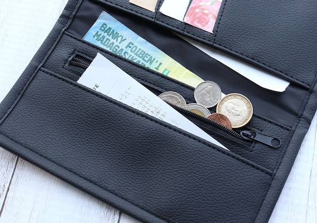 長財布の小銭入れに硬貨とレシート、札入れに紙幣