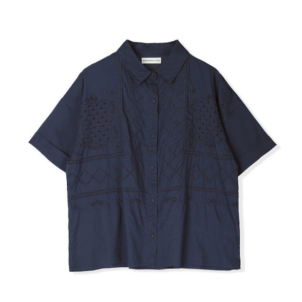 紺色の刺繍入り半袖シャツが平置きされている