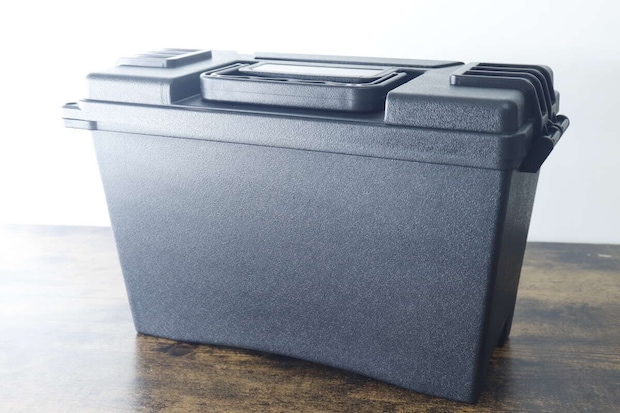 ダイソーの黒い防滴工具箱を斜めから見た全体像。 ダイソーの黒い防滴工具箱を斜めから見た全体像。