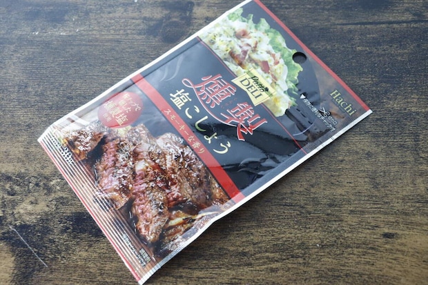 「PattoDELI 燻製塩こしょう」のパッケージを斜めから捉えた写真 「PattoDELI 燻製塩こしょう」のパッケージを斜めから捉えた写真