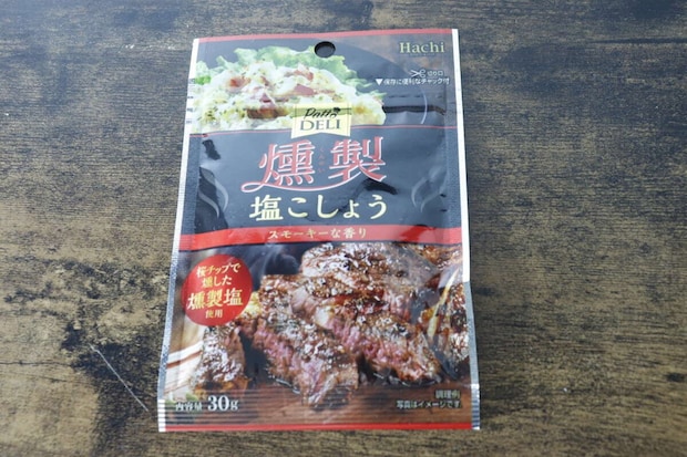 「PattoDELI 燻製塩こしょう」のパッケージを木目調の台に置いた俯瞰写真 「PattoDELI 燻製塩こしょう」のパッケージを木目調の台に置いた俯瞰写真