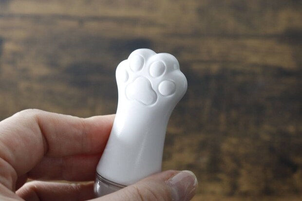 手で持ったあぶらとりボールの猫の肉球部分のアップ 手で持ったあぶらとりボールの猫の肉球部分のアップ