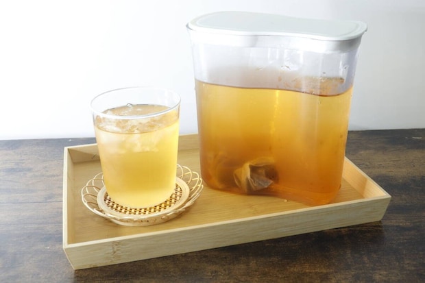 木製トレイに置かれたグラスとピッチャーに入った飲み物 木製トレイに置かれたグラスとピッチャーに入った飲み物