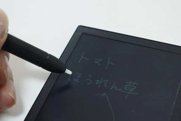 電子メモパッドにペンで「トマト ほうれん草」と書いている様子