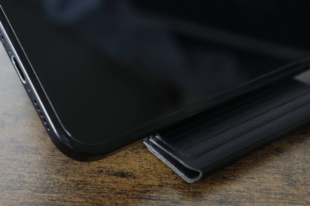 スマホスタンドの滑り止め部分に置かれたスマホ スマホスタンドの滑り止め部分に置かれたスマホ