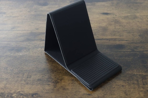 黒い折りたたみスマホスタンドを広げた状態