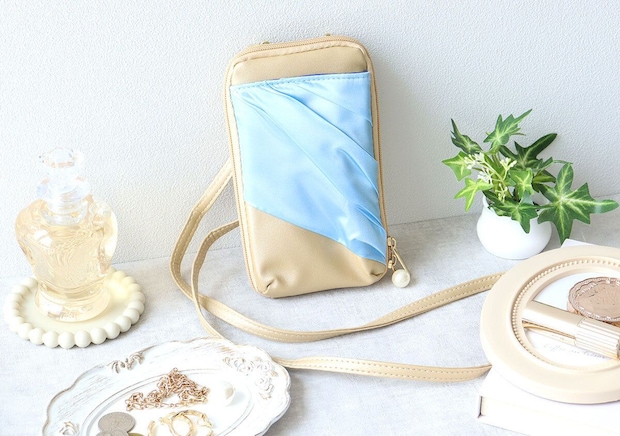 スマホポシェットを香水瓶やアクセサリーと一緒に配置 スマホポシェットを香水瓶やアクセサリーと一緒に配置