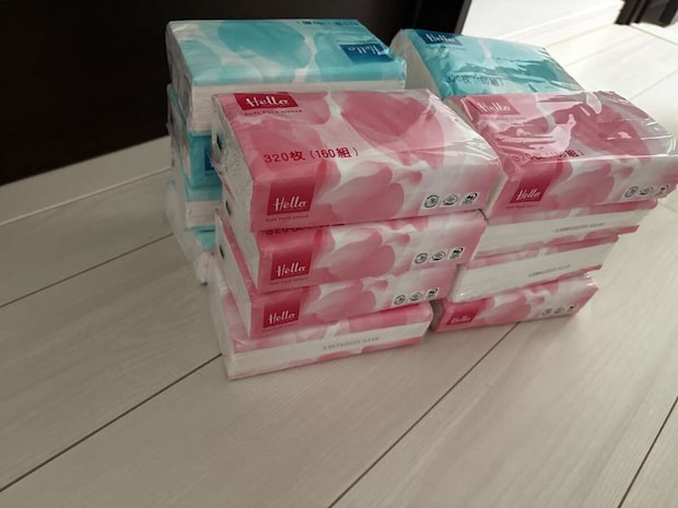 床に積まれたピンクと水色のティッシュペーパーの箱 床に積まれたピンクと水色のティッシュペーパーの箱