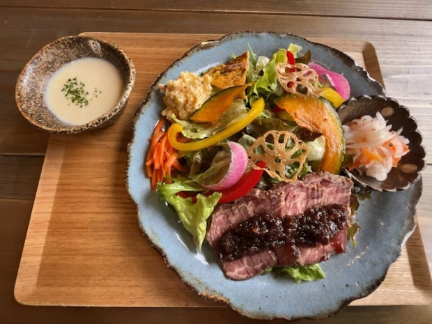 ローストビーフと彩り野菜が盛り付けられたプレート ローストビーフと彩り野菜が盛り付けられたプレート