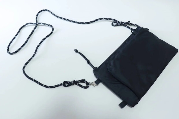 黒い2WAYトラベルサコッシュとショルダー紐 黒い2WAYトラベルサコッシュとショルダー紐