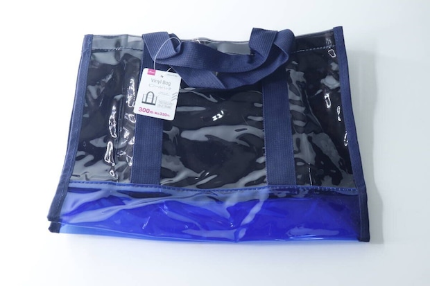 黒と青のビニールバッグが正面に置かれ、商品タグが見える